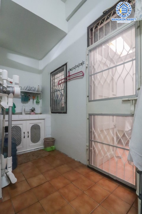 *****ทาวน์เฮ้าส์มือสองย่านนนทบุรี ม.ซอยเรวดี51 ติวานนท์-เลี่ยงเมืองนนท์ บนเนื้อที่ 16 ตร.ว. ฟังก์ชัน 2 ห้องนอน 2 ห้องน้ำ บ้านพร้อมเข้าอยู่ แถมฟรี! 1 เครื่องปรับอากาศ 2 เครื่องทำน้ำอุ่น 1 เครื่องดูดควัน เพียง 5 นาทีก็ถึงรถไฟฟ้าสายสีม่วง "สถานีศูนย์ราชการนนทบุรี" และ "สถานีบางกระสอ" ใกล้ทางด่วน "งามวงศ์วาน" จองด่วน!